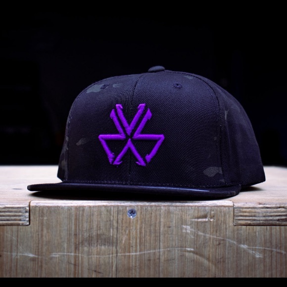 Looking to blend in...
Want a fierce look?
This camo snapback is what you need. - Picture 1 of 3